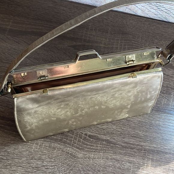 Vintage 1960’s Lenox Bags Hand Bag Gold with hand strap - Picture 4 of 14